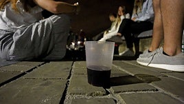 Grupos de jóvenes hacen botellón en el Muelle, una imagen que se repite cada fin de semana.