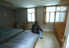 Roberto, en su habitación de la comunidad terapéutica Haize Gain de Artikutza.