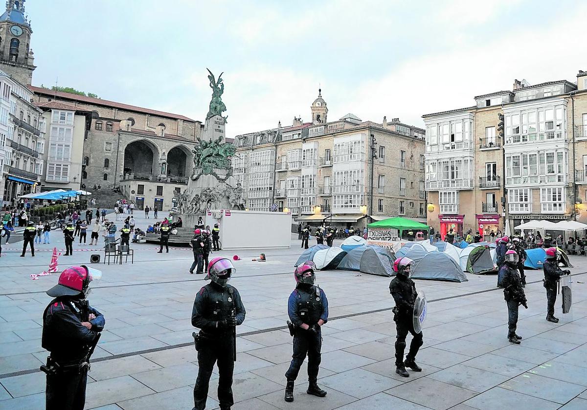 Agentes de la Ertzaintza en la plaza de la Virgen Blanca de Vitoria, escenario de los últimos incidentes tras una acampada ilegal de GKS.
