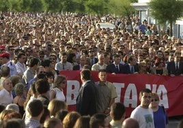 Multitudinaria manifestación de repulsa por el atentado de Juan Mari Jáuregui en San Sebastián.