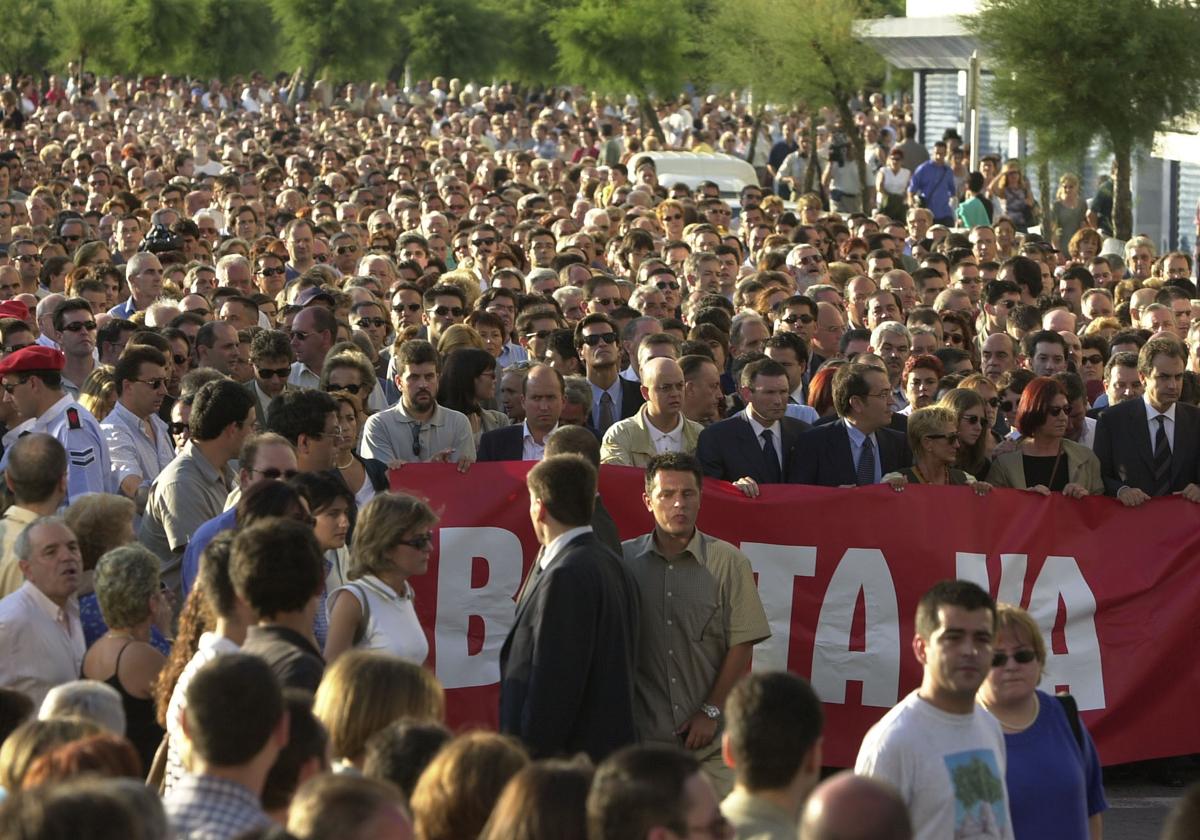 Multitudinaria manifestación de repulsa por el atentado de Juan Mari Jáuregui en San Sebastián.