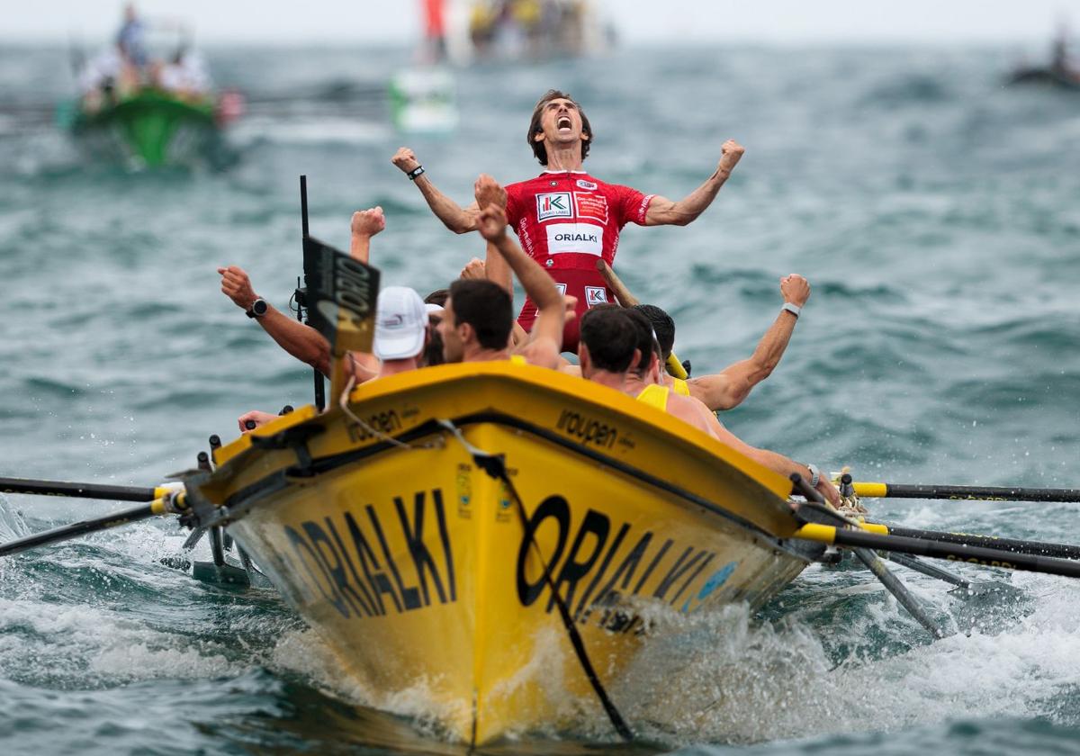 Gorka Aranberri y su tripulación celebran la victoria del pasado domingo en Orio.