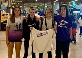 Irene, Naroa, Alazne e Izar a su llegada al aeropuerto de Tenerife.