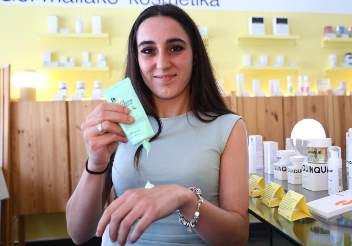 ¿Qué se estará aplicando Marta? ¿Centella? ¿Baba de caracol? Era la víspera de Santiago. En Azala.