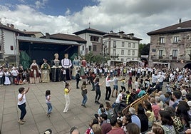 En la Plaza de Elizondo sevolvieron a bailar Mutildantzas tras la Misa de Santiago.