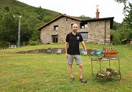 Matteo Cantu, gerentede la casa rural Abatetxe, ante su establecimiento.