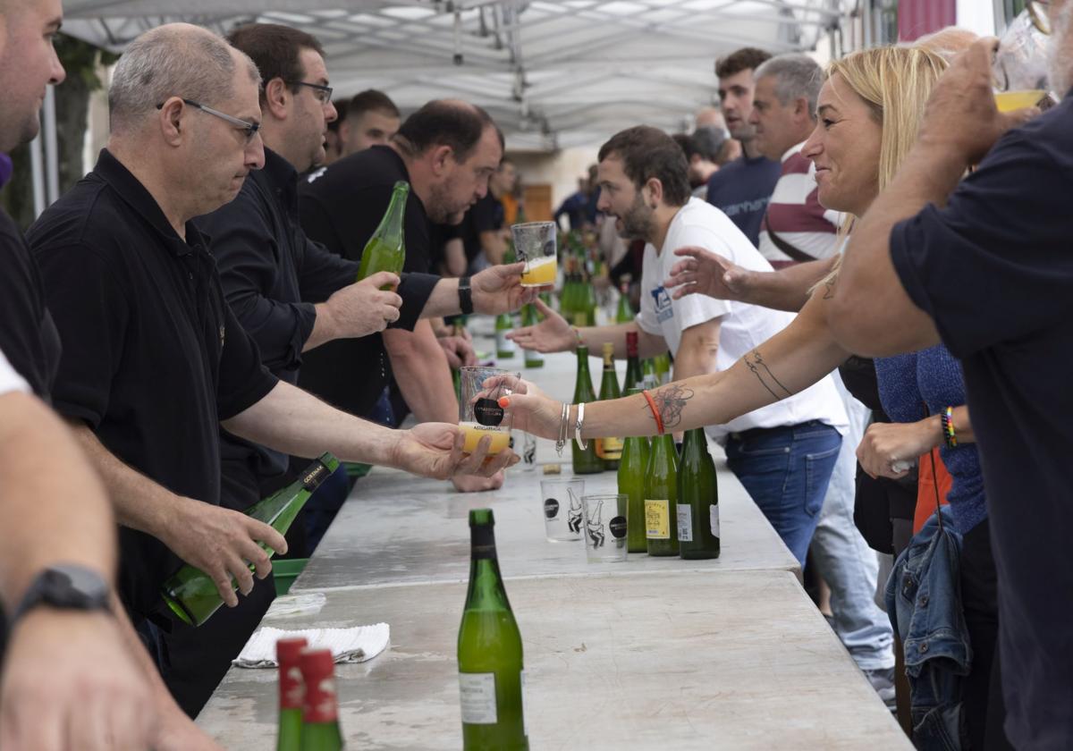 Ambiente festivo en Astigarraga por el día de Santa Ana