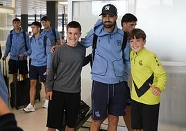 Brais Méndez, en el aeropuerto de Hondarribia con dos jóvenes aficionados txuri-urdin.