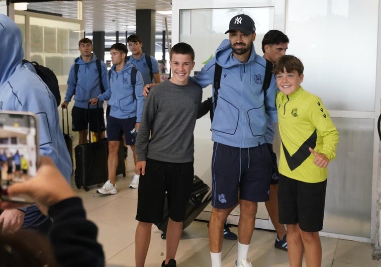 Brais Méndez, en el aeropuerto de Hondarribia con dos jóvenes aficionados txuri-urdin.