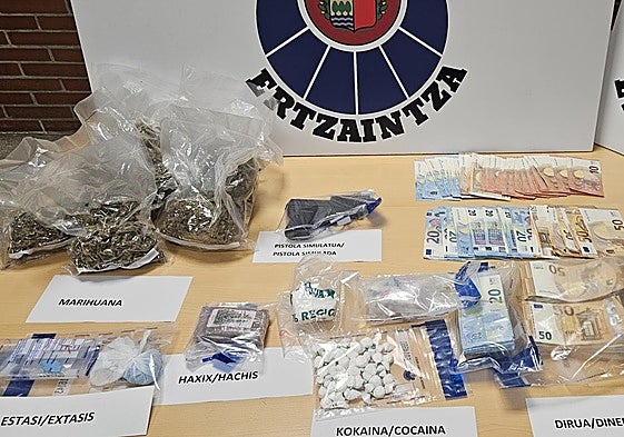 Todo el material incautado al hombre detenido en Errenteria.