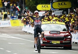 Kaden Groves se impone en solitario en la meta de Pontarlier.