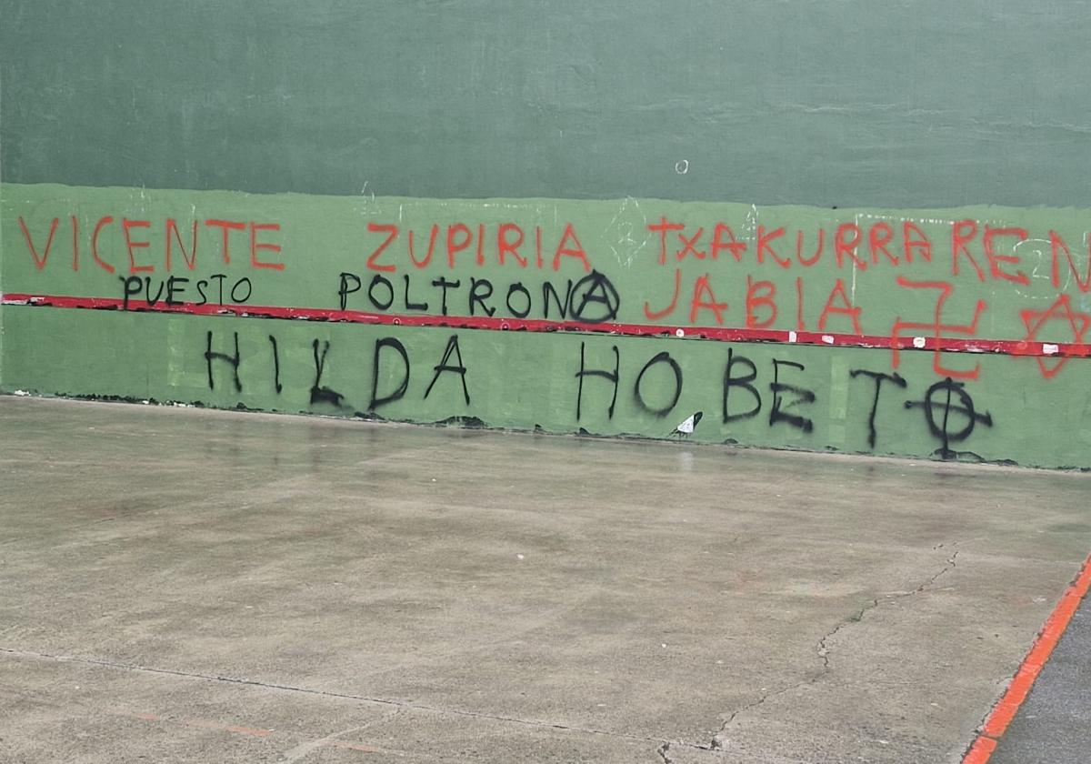 Pintadas contra Zupiria y la Ertzaintza en el frontón de Hernani.