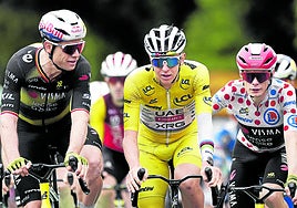 Tadej Pogacar aparece durante la etapa de ayer escoltado por Wout Van Aert y Jonas Vingegaard.