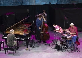 El repertorio del trío ha recorrido principalmente composiciones propias de Mehldau.