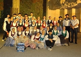 Dantzaris de Korosti durante uno de sus múltiples viajes de intercambio con grupos de otros lugares.