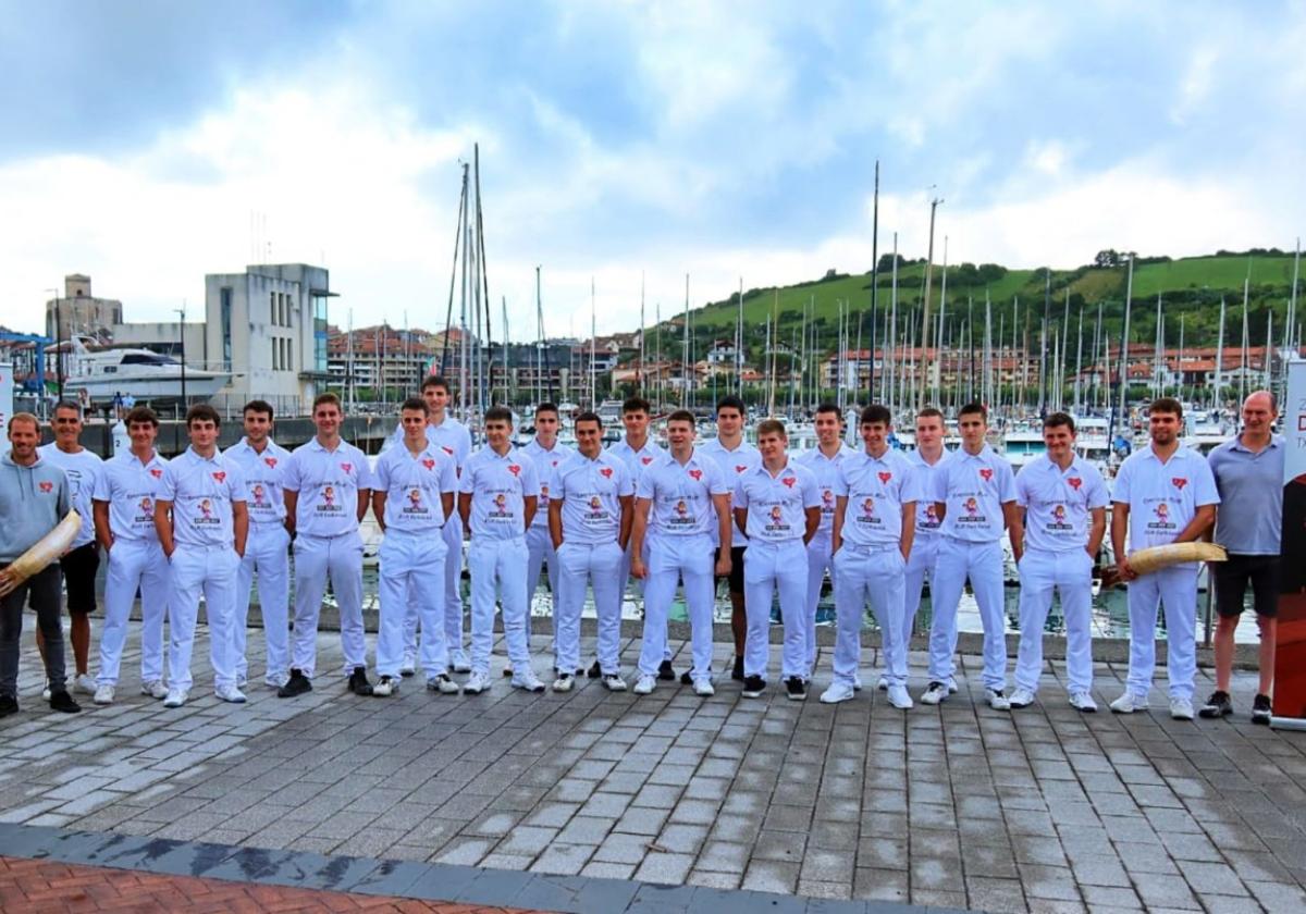 Dinastia Etxaben parte hartuko duten pilotariak, aurkezpenean.