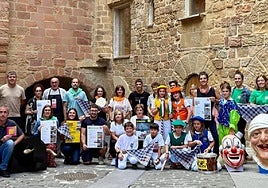 Festetako eragile ezberdinek jaien aurkezpena Zarautz Jauregiaren aurrean egin zuten.