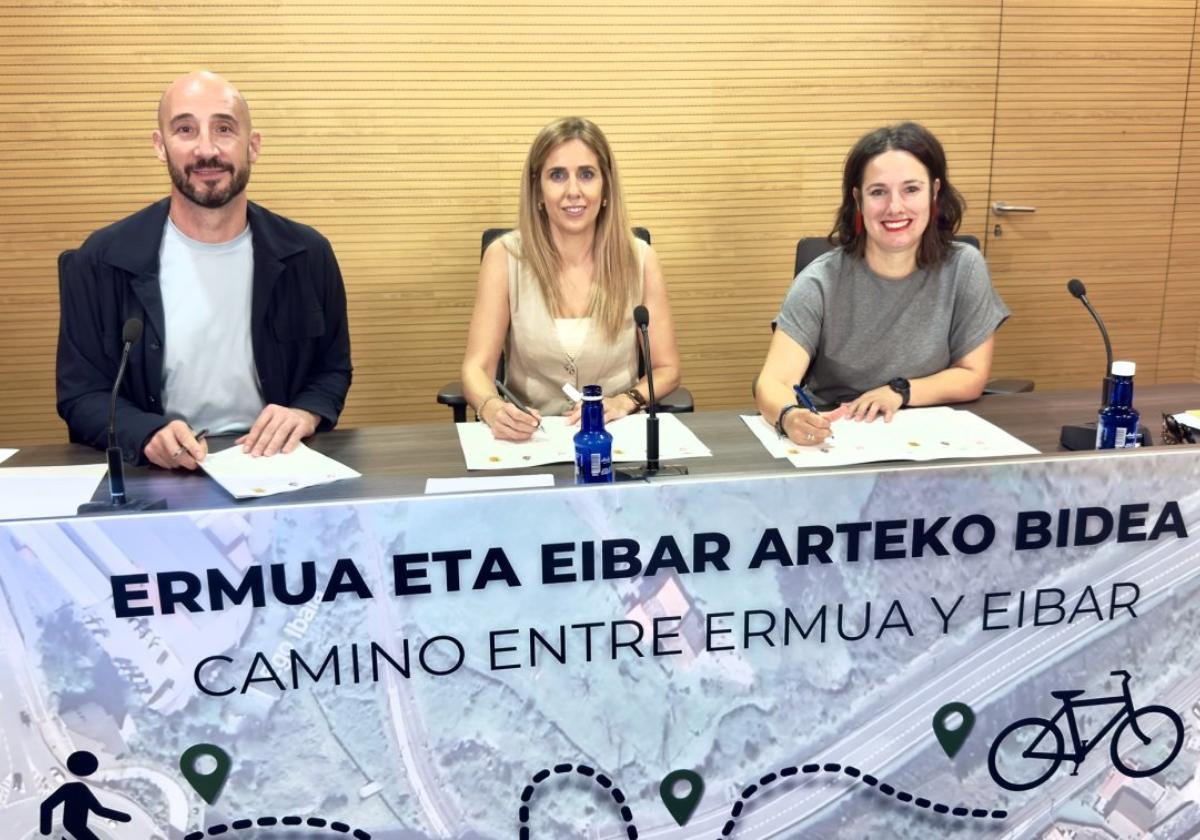 Alcaldes de Eibar, Ermua y Zaldibar, Jon Iraola, Beatriz Gamiz y Eneritz Aizpitarte, en la presentación del acuerdo.