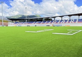 El campo de hierba artifical, con su graderío, acogerá partidos y entrenamientos de la cantera en la Ciudad Deportiva del Eibar.