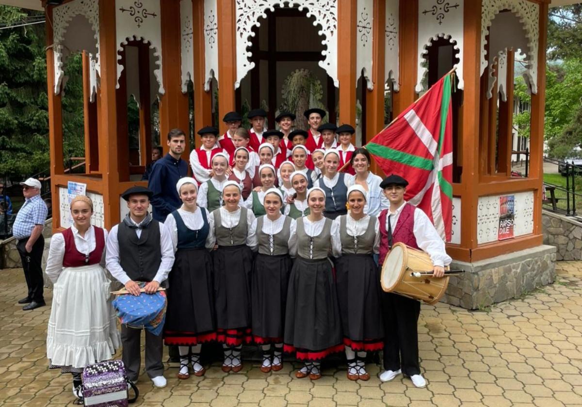 «Oso polita izan da folklorearen bidez elkartzea»
