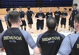 Alex Mozas se dirige a sus jugadpres durante el primer entrenamiento de la pretemporada, el miércoles en Artaleku.