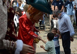 Hay que saludar a los cabezudos.