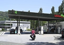 Varios usuarios repostan gasolina en la estación de servicio Bidasoil, en Irun.