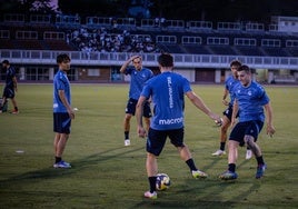 Mariezkurrena trata de robar un balón durante un rondo en uno de los entrenamientos celebrados en Japón.