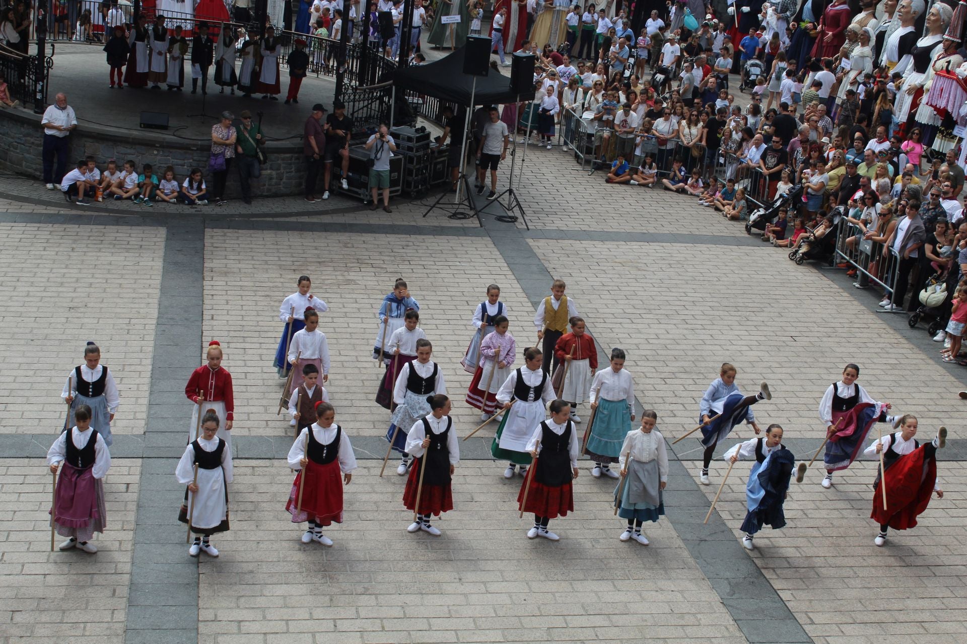 Imagen secundaria 2 - Kataluiniako Colla Cegantera de Navásko bi erraldoiak, Zizur Nagusiko, Lazkaoko, udaleko ordezkariak eta epaimahaikideak, eta Luis Beltza Eskolako dantzariak.