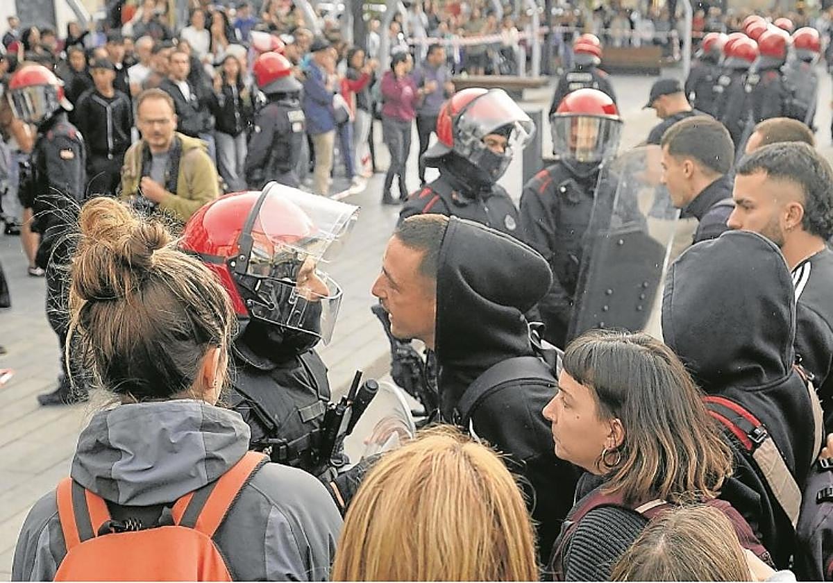Ertzainas dialogan con miembros de GKS durante la acampada frustrada de estos en Vitoria