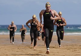 Los participantes han apretado hasta el último metro en la playa de Zarautz.