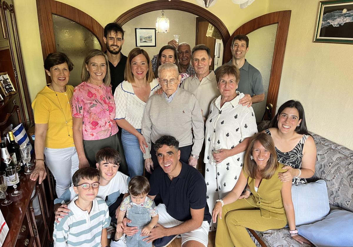 Juan Cobos, rodeado por sus familiares, amigos y por la alcaldesa.