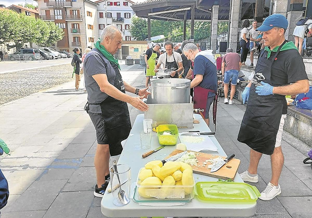 Algunos de los participantes en el concurso de marmitako celebrado en Foru Plaza durante buena parte de la mañana.