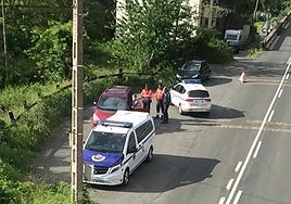 Dos patrullas de la Ertzaintza analizan el vehículo del condenado en el lugar donde fue detenido en 2019.