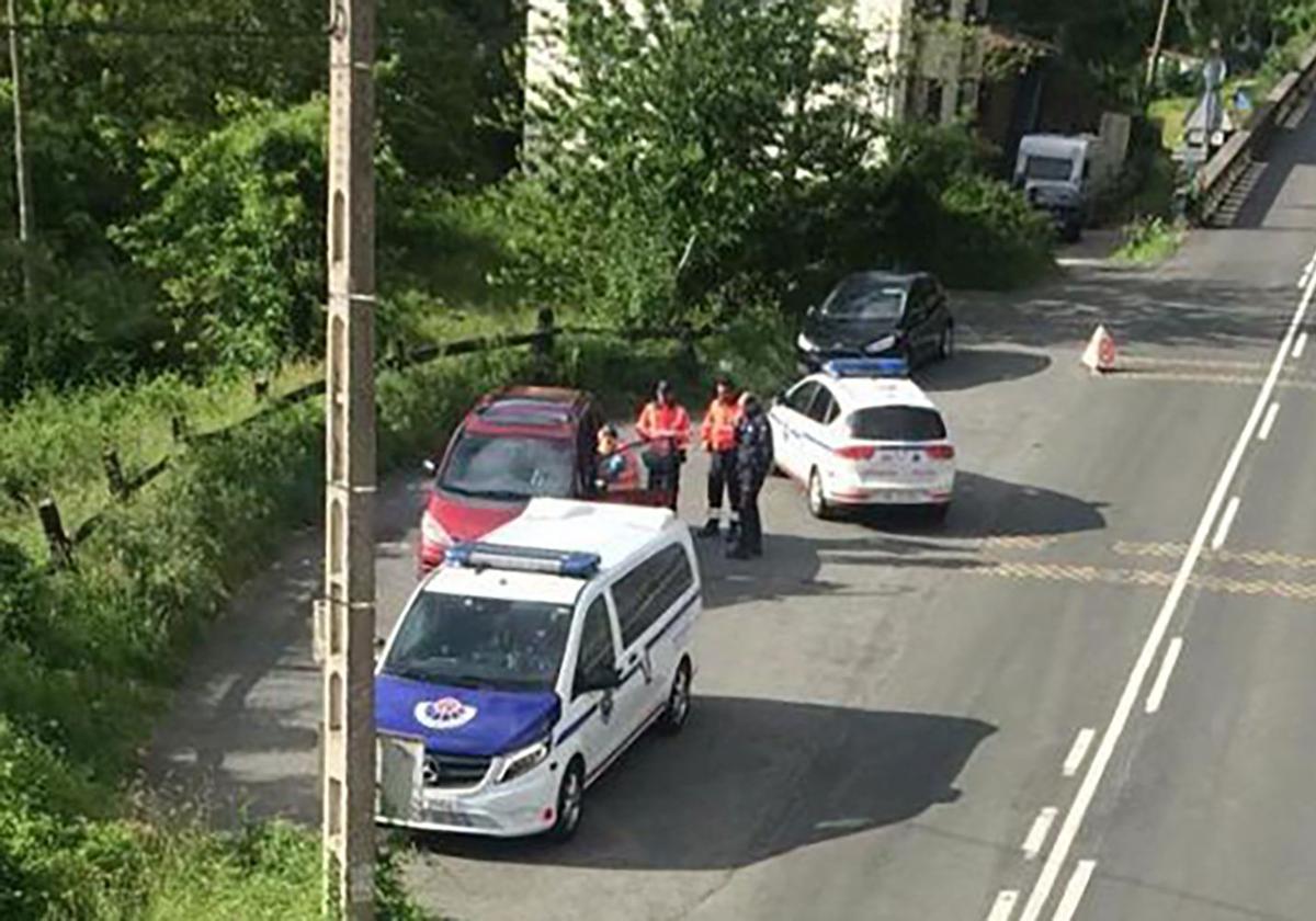 Dos patrullas de la Ertzaintza analizan el vehículo del condenado en el lugar donde fue detenido en 2019.