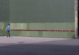 Las paredes del frontón de Hernani lucían ayer limpias y sin rastro de las pintadas ofensivas.