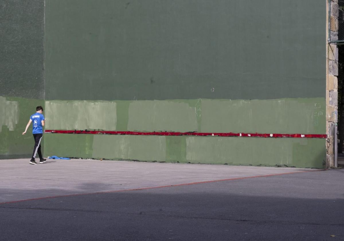 Las paredes del frontón de Hernani lucían ayer limpias y sin rastro de las pintadas ofensivas.