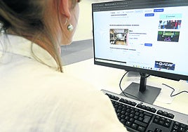 Victoria, la joven a punto de ser víctima del anuncio falso, observa la oferta de alquiler en Donostia.