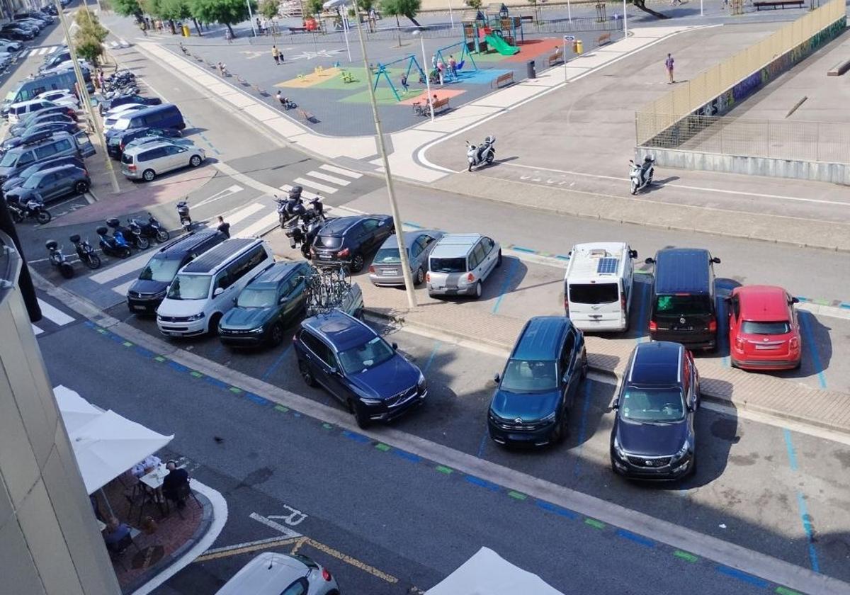 Un vehículo de matrícula extranjera aparcado y ocupando tres plazas en Sagüés.