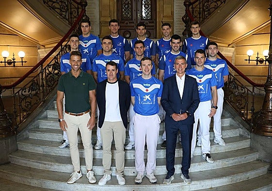Josu Larrarte (El Diario Vasco), David Feijóo (Donostia Kirolak) y Joaquín Zubiria (CaixaBank) junto a la mayoría de los pelotaris que participarán en el Donostia Hiria.