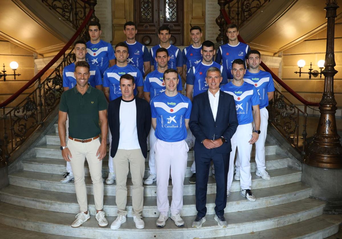 Josu Larrarte (El Diario Vasco), David Feijóo (Donostia Kirolak) y Joaquín Zubiria (CaixaBank) junto a la mayoría de los pelotaris que participarán en el Donostia Hiria.