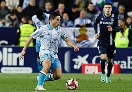 Sangalli, con el balón ante Ander Barrenetxea en un Málaga - Real Sociedad de Copa.