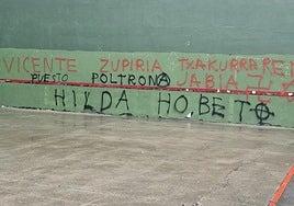 Pintadas contra Zupiria y la Ertzaintza en el frontón de Hernani que aparecieron el sábado y que se borraron horas después.