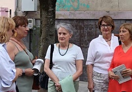 Nerea Alustiza, primera por la izquierda, lleva a cabo una serie de explicaciones a las participantes en las visitas organizadas.