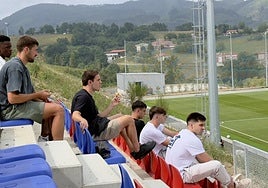 En la grada de Areitio estuvieron presenciando el encuentro, Martón, Buta, Bautista, Alkain, Aleix Garrido y Madariaga.