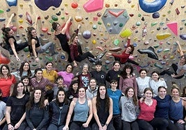 Grupo de participantes en los encuentros de escalada que han desarrollado en el rocódromo.