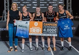 Izar Bedia, Naroa Zabala, Irene Murua y Alazne Canales posan orgullosas con el cheque ganador de 4.000 euros y el pasaporte al mundial.