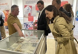 El autor del libro, Iñaki Galdos, explicando al lehendakari la muestra sobre el aniversario que albergó Eltzia.