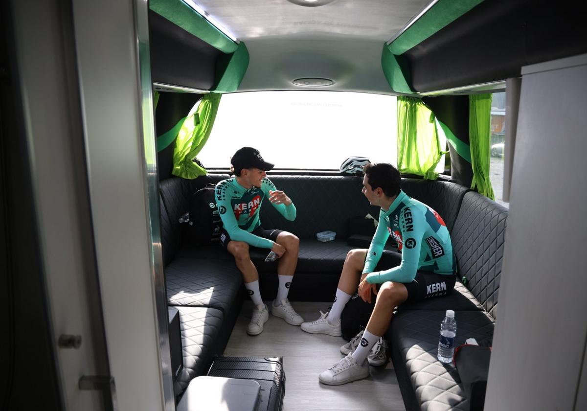 Pau Miquel e Ibon Ruiz ultiman los detalles previos a la carrera en la zona que el autobús tiene en la parte trasea.