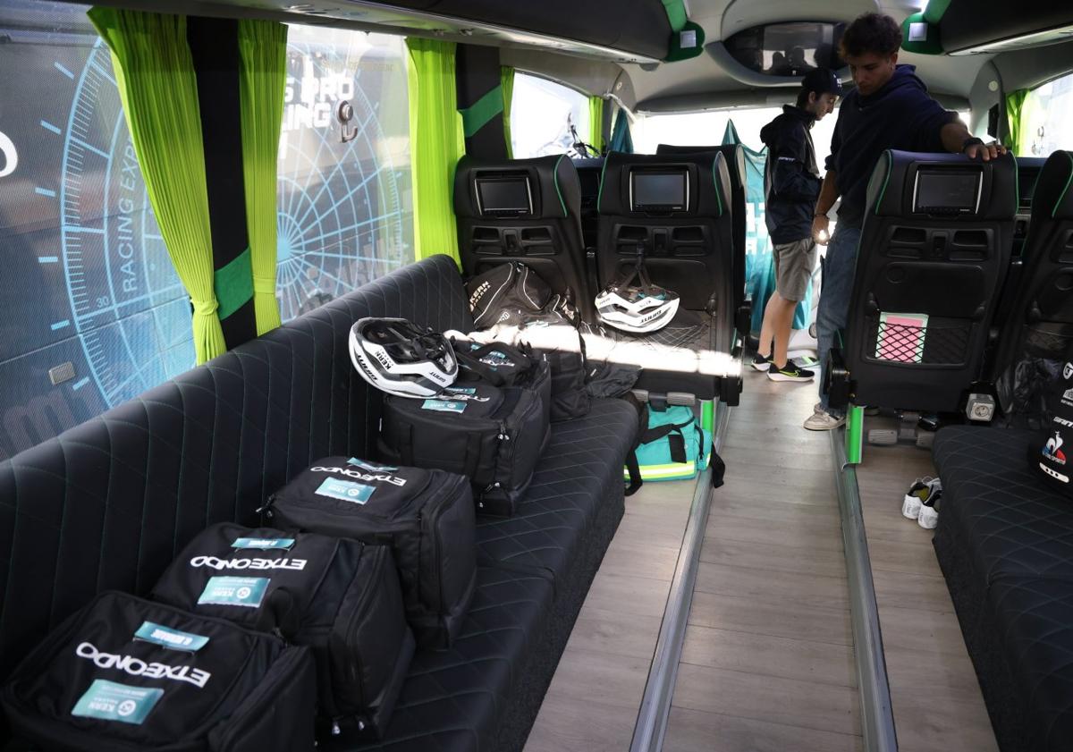 Imagen principal - El autobús, la segunda casa de los ciclistas